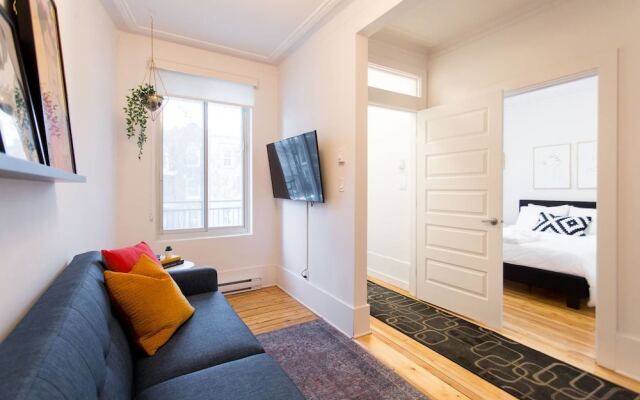 Charming Montreal 3 bdr Apartment Next to Subway