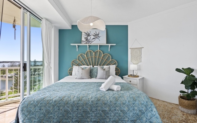 Bright 2 Bed Apartment With Ocean Views