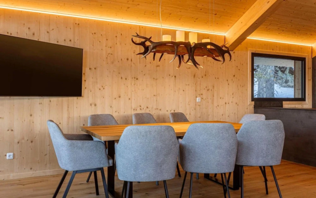 Charming Chalet With hot tub on Balcony