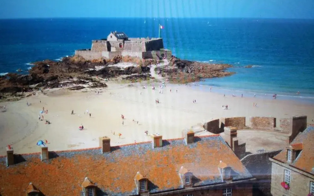 Hotel De La Mer
