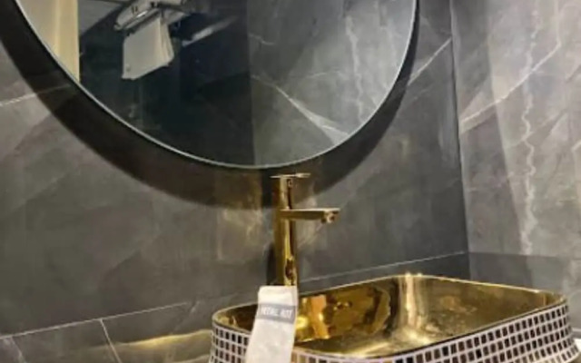 Rich Hotel