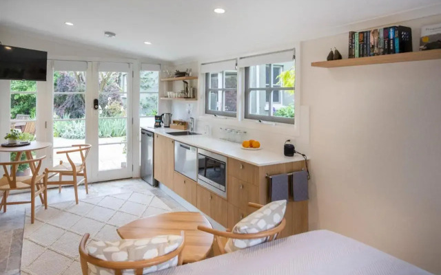 Silk Tree Studio - Steps to Cook Park - Central