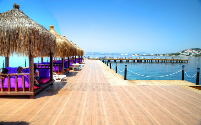 Le Bleu Hotel & Resort