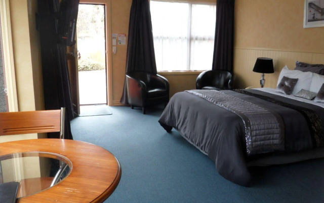 Red Tussock Motel