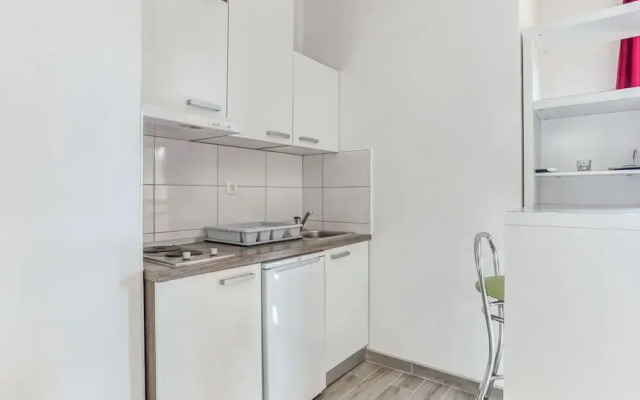 Simplistic Holiday Home in Sumartin near Sea Beach