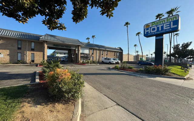Palm Inn Hotel near Tyler Mall Riverside
