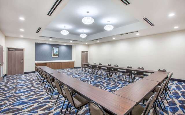 La Quinta Inn & Suites by Wyndham Dallas Duncanville