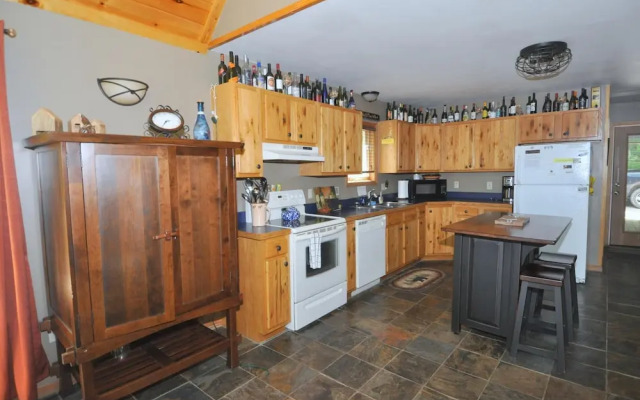 Sqyrls Nest - 3BR Retreat With a Hot Tub