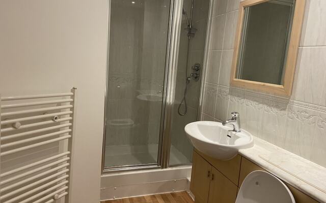 Royal Oak Apartment in Manchester Central Location