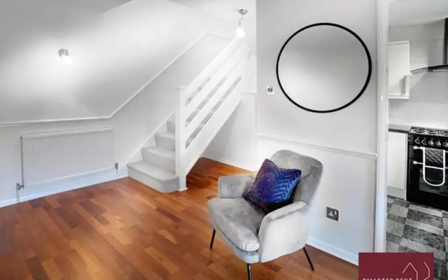 Farnborough - Peel Court - 2 Bed Parking & Garden