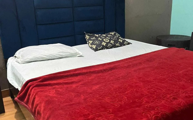 OYO 93687 Hotel Galaxy Red Inn