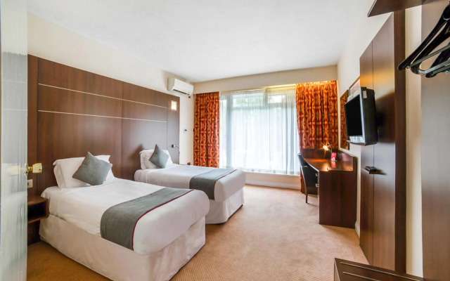 OYO The Bridge House Hotel