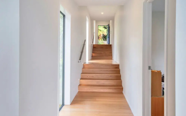 Spectacular Hilltop Retreat near Piha