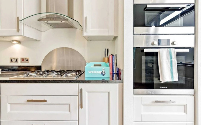 Stylish and Bright 3 Bedroom Duplex in North London