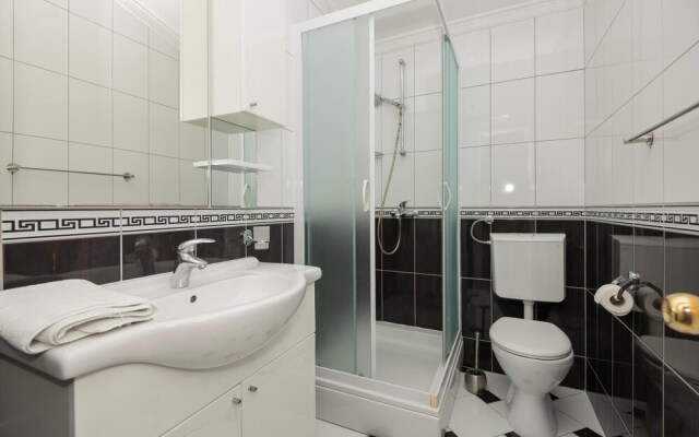 Nice Home in Makarska With Wifi and 1 Bedrooms