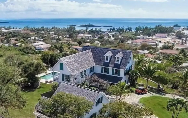 Pink Sands Paradise: Luxury Estate With Pool