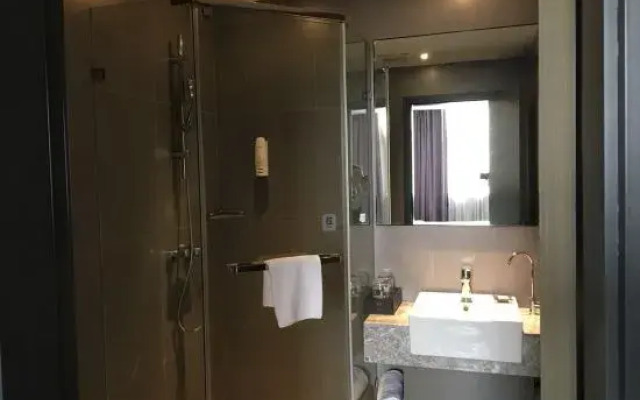 Ease Hotel (Wuhan Zhongshan Avenue Hanzheng Street Metro Station)