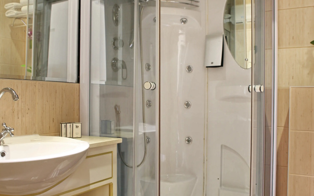 Queen's Astoria Design