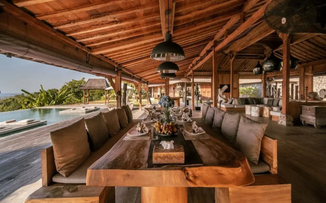 Palatial Wooden Villa, 4br, Lovina