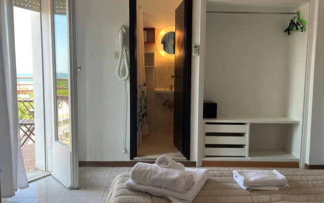 Hotel X