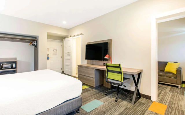 Rodeway Inn near Melrose Ave