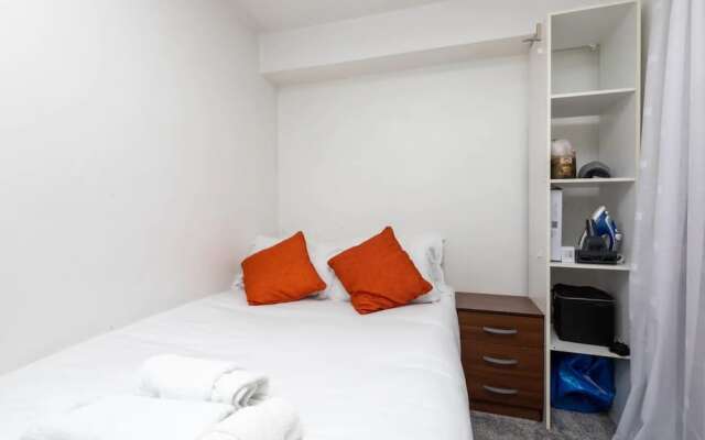 1 Bedroom Light Studio Flat in Surrey Quays