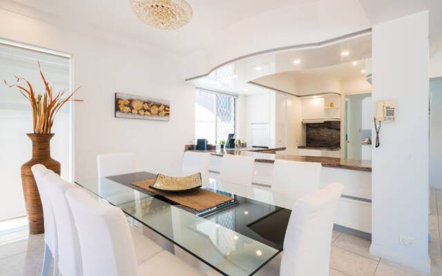 Edgewater on Chevron Waterfront 5 Bedroom Deluxe House Central Surfers