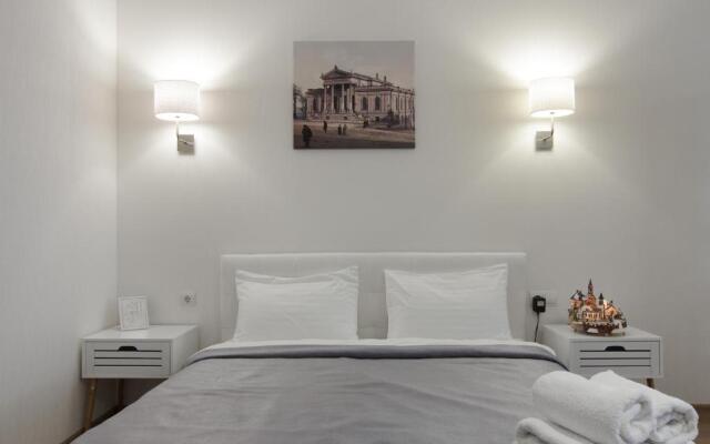 Cozy Apartment on Alexandrovskiy Avenue