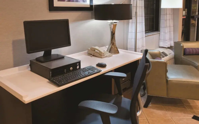 La Quinta Inn And Suites Milwaukee Delafield