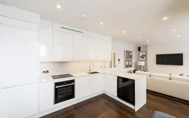 Designer 3 Bed Apartment With Balcony - 140