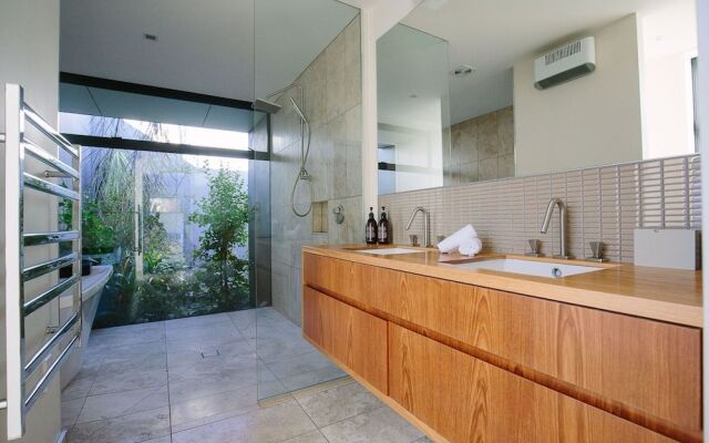 Clutha Place - Sleeps 8 - Lake Views - Balcony