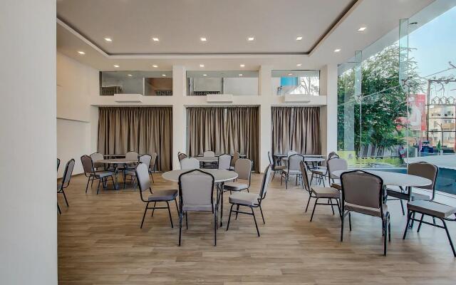 Vaccinated Staff- OYO Townhouse 048 Hadapsar