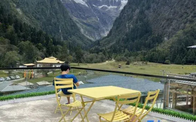 Yubeng Holiday Inn
