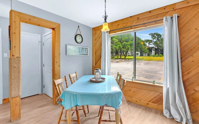 Charming Lakeside Condo - Moments to Lake Fun