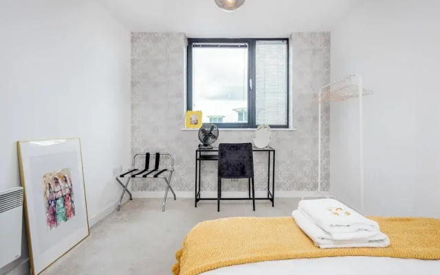 Basildon - 2-bed - Sleeps 5 - Near Train Station