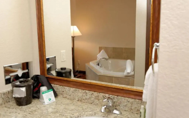 Cobblestone Inn & Suites - Denison - Oak Ridge