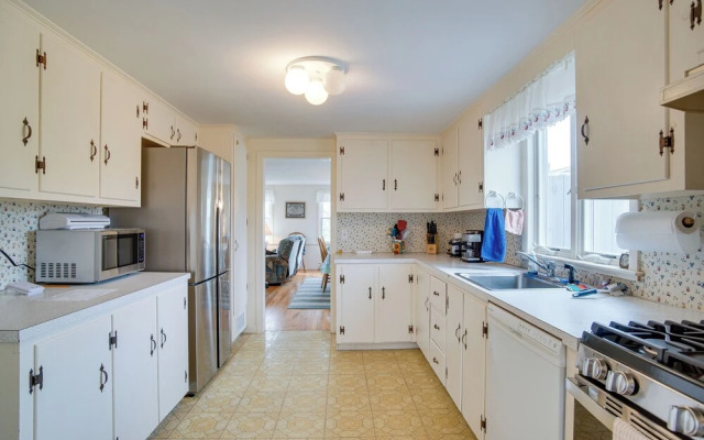 Walk to Beach: Chatham Getaway w/ Sunroom!