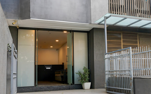 Super Townhouse Balewadi High Street