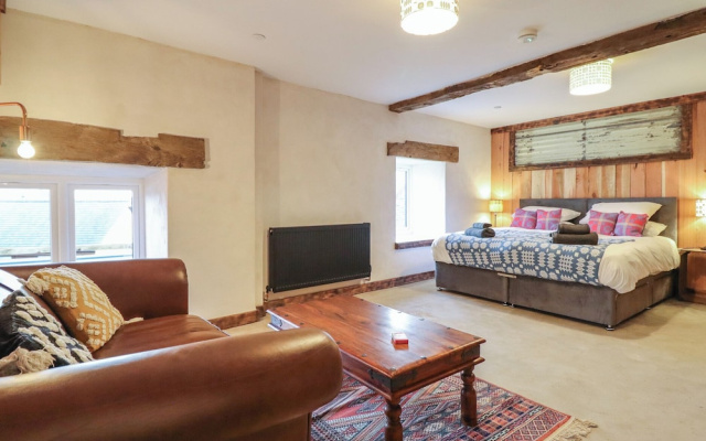 Godre'r Gyrn, Plas Moelfre Hall Barns