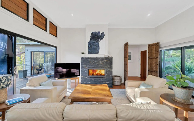 Elouera at Greenfields Beach 4pm Check Out Sundays