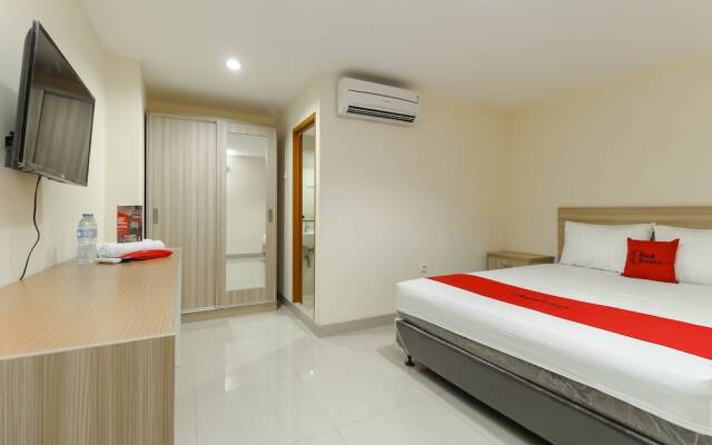 RedDoorz Plus near Harmoni Gajah Mada