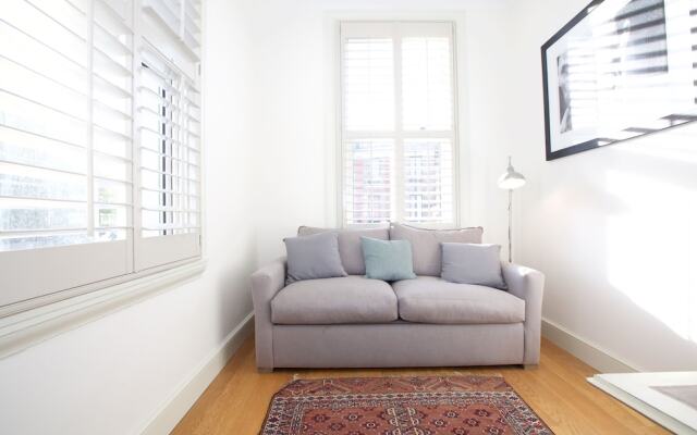 JOIVY English Retro 2BR Apt Near Battersea Park
