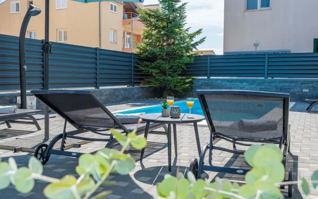 Villa S