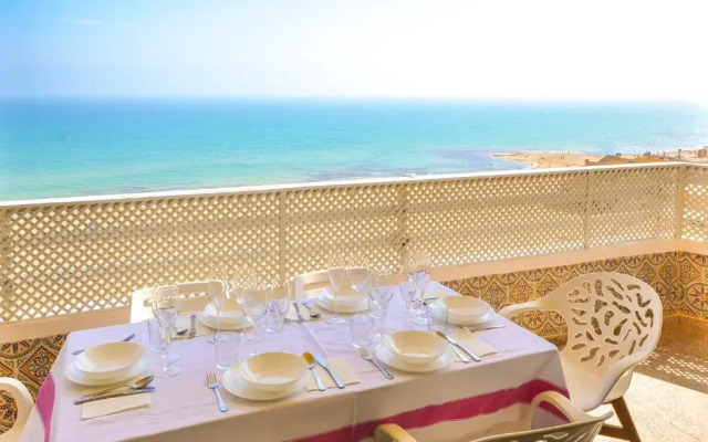 7th floor beachfront apartment with stunning views