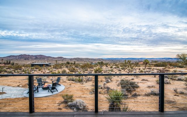 Sagebrush Bungalow - Modern Retreat W/hot Tub, Fire Pit And Bbq! 2 Bedroom Home by RedAwning