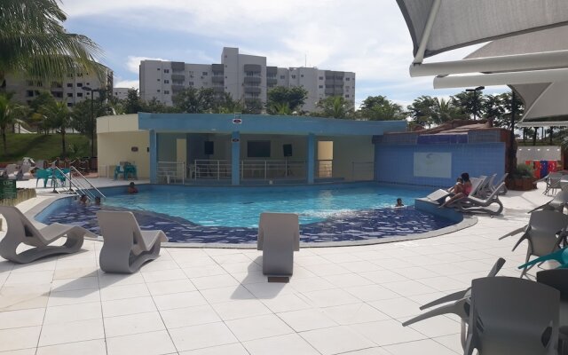 Frente ao Parque da Lagoa Quente, Apto particular com varanda e vista piscinas, com tela de proteção