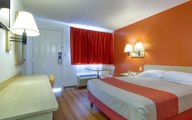 Motel 6 Phoenix - Northern Avenue