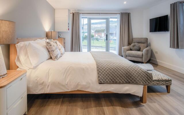 Suite 2 - Sleeping Giant Hotel - PEN Y CAE Inn