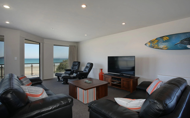 Curio Bay Salt House Motel