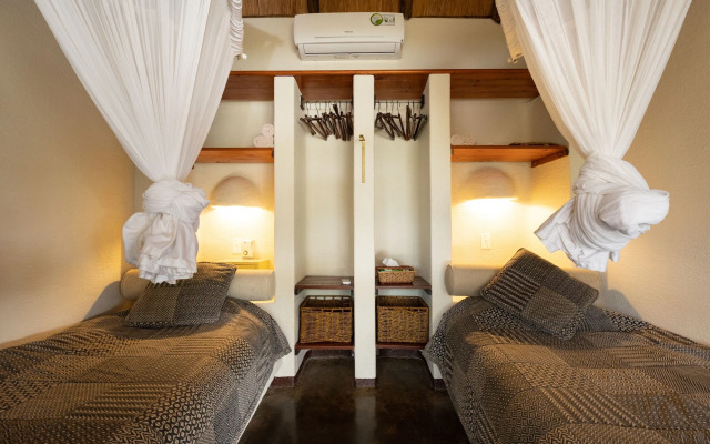 Nyati Safari Lodge